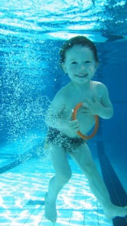 Bilde av baby under vann